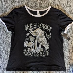 BNWT Super soft, semi crop graphic tee!